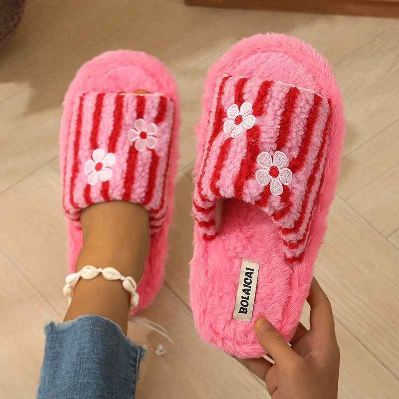Women'S Fashion Korea - Çiçek Nakışlı Çizgili Peluş Terlik Kadın